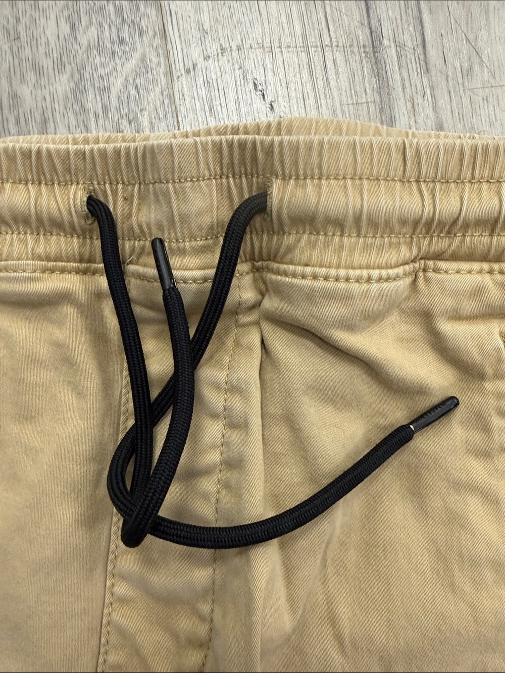 Hollister Men's Tan Cargo Jogger Pants with Black Drawstrings - Picture 3 of 7